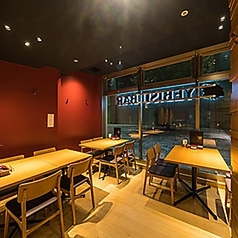 テーブル【ご宴会に】窓際は最大14名様までと12名様までのテーブルをご用意。少人数からご利用OK！ご宴会・昼宴会に。同窓会や2次会、お祝いにもご利用いただけます。