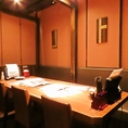 落ち着いた雰囲気の個室テーブル席は、女子会やデートにも最適。周りを気にせず、美味しい料理と会話をゆったり満喫できます。