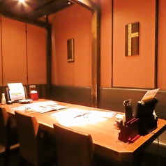 落ち着いた雰囲気の個室テーブル席は、女子会やデートにも最適。周りを気にせず、美味しい料理と会話をゆったり満喫できます。