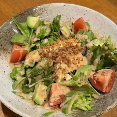 豆腐とアボカドの胡麻ドレサラダ / 温泉卵のシーザーサラダ 各