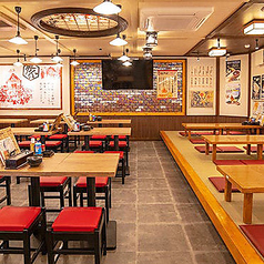 昭和をイメージした広々とした店内は最大８０名様まで対応！各種宴会シーンに最適！結婚式の二次会や同窓会といった大型宴会などにもおすすめです！