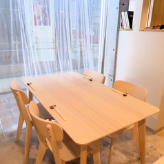 テーブル4名席は、家族や友人との楽しい集まりに最適なスペースです。広めのテーブルがあり、料理をシェアしながらワイワイと盛り上がることができます。明るい雰囲気の中で、心ゆくまで会話や笑いを楽しむことができるため、特別な日を祝うのにもぴったりです。みんなで囲む食卓は、絆を深める素敵な時間を提供します。