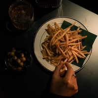 お酒と一緒に合う◎美味しいフードもご用意しています♪