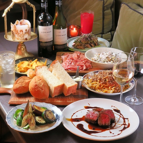 ドライフラワーとアンティーク調が非日常を演出する空間で楽しむ自慢のコース料理