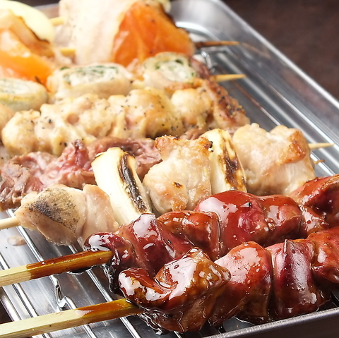 名物牛すじ煮込みや一本ずつ丁寧に焼き上げる焼き鳥が自慢！活気あふれる大衆居酒屋。