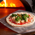 400℃の石窯で焼き上げたピザは耳がふっくらで、満足感が感じられる一品に仕上がります。