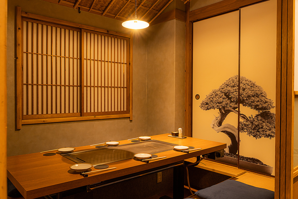 店内には接待やおもてなしの席にもぴったりの趣のある和空間が広がる