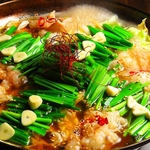 博多の老舗の味を受け継ぐもつ鍋は、濃厚なスープと新鮮なもつが絶妙に絡み、心も体も温まる一品です