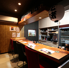 ゆったりとお過ごしいただけるカウンター席です。お一人様も、デートのご利用でも、ごゆっくりおくつろぎください。