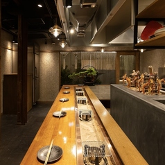 各席に設けられた小さな炉端では体験型飲食を演出。自分で炙るという非日常感が、会話を弾ませ、思い出深い時間を演出します。