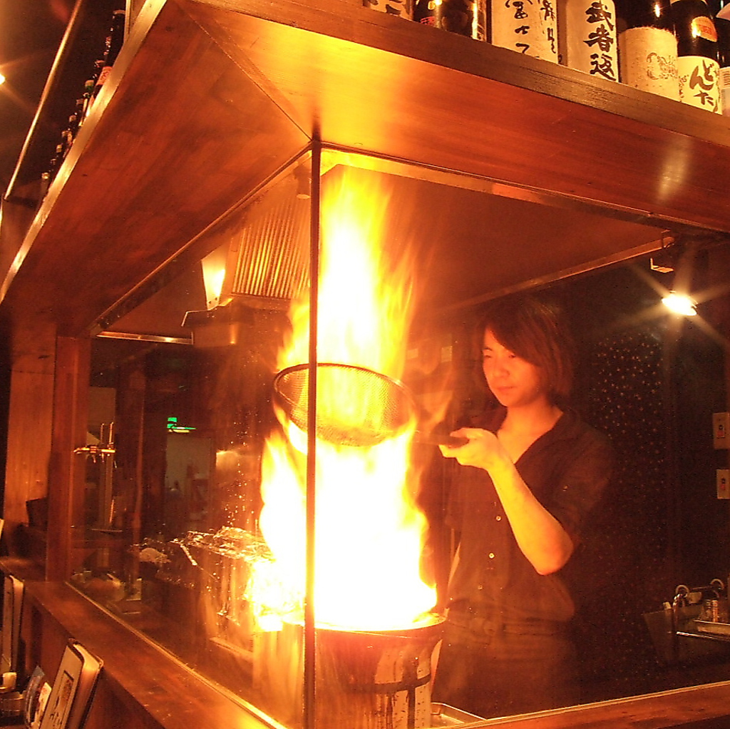 炎が上がった瞬間は店内が盛り上がる！情熱と魂を込めて焼き上げる情熱メニューのさつま知覧鶏もも焼