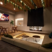 お客様にさらに楽しい時間をお過ごしいただくため、テレビモニターやゲームをご用意しております。スポーツ観戦で盛り上がったり、友人やカップルでゲームを楽しんだり、様々な用途でご利用いただけます。お好きなドリンクやシーシャと共に、充実した時間をお過ごしください。