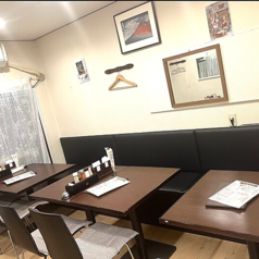 メインとなるテーブル席は、広々としておりゆったりとお食事をお楽しみいただけます。ご家族、ご友人、デートなど少人数でのご利用に最適です♪