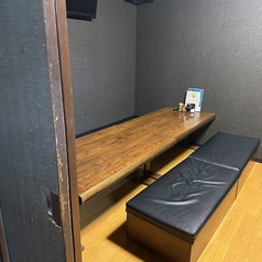 周りの目を気にせずプライベートな時間を過ごせる個室を完備しております！ご家族でのお食事や大切な方とのデート、女子会などにもぴったりです◎ゆったり座れるつくりになっておりますので、リラックスしてお過ごしください♪自慢の焼鳥と豊富なお酒を味わいながら、皆様でワイワイと楽しいひとときをご堪能いただけます◎