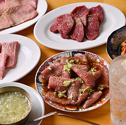 黒毛和牛と新鮮ホルモンの下町焼肉店。自家製ダレとキムチが引き立てる