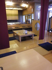 ゆったり2名様掛けの掘りごたつのテーブル席は4名様迄のご利用もできます。ご友人とのお食事やご家族でのお食事にもご利用ください。