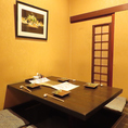 2Fには4名様掛けの掘りごたつ席があり、会社の同僚や家族との飲み会に最適です。豊富なお酒や料理を楽しみながら、和の温もりが感じられる店内でリラックスできます。まるで自宅に帰ったかのような落ち着いた雰囲気の中、心地よくくつろぎながら特別なひとときをごゆっくりとお過ごしください。