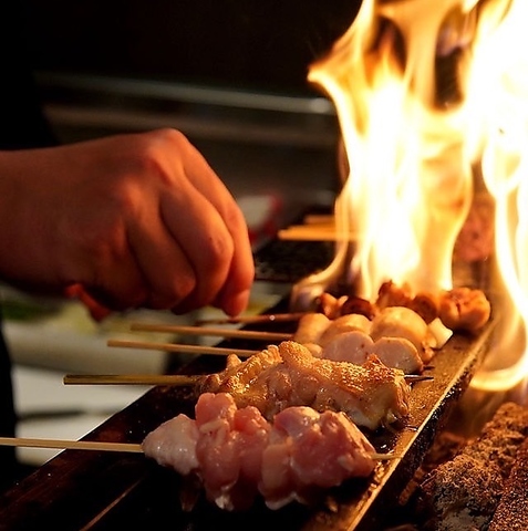 個室で自慢の串焼きと越後の地酒を味わう至福のひととき