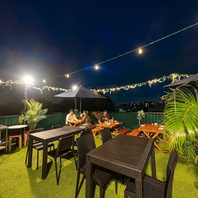 緑に囲まれた屋上空間で、都会を忘れるナイトタイム