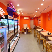 【鮮やかなオレンジ色の店内で本場四川の味をご堪能！】