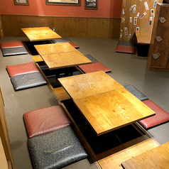 【2～4名様向け】ゆっくりとお過ごしいただける掘りごたつになっています。名物「正直塩つくね」「無敵ハツユッケ」や、鶏料理を多数ご用意しております。