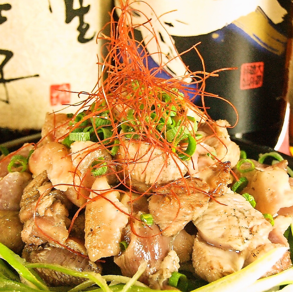 強い炎で炙ったさつま知覧どりのもも焼きはプリップリで歯ごたえがある！やみつきの旨さ！