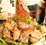 強い炎で炙ったさつま知覧どりのもも焼きはプリップリで歯ごたえがある！やみつきの旨さ！