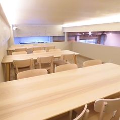 ロフト席は、少し特別感のある空間を提供します。高い位置からの眺めが楽しめ、周囲からの視線を気にせずにプライベートな時間を過ごせます。友人同士の集まりやパーティーに最適で、オシャレな雰囲気を演出します。ゆったりとした座席が揃っており、リラックスしながら楽しい会話を楽しむことができます。