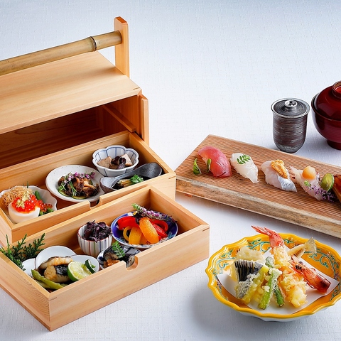 淡路島産、旬の食材を使った和食を全面のオーシャンビューと共にお愉しみいただけます