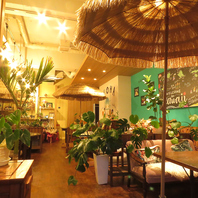 コバルトブルーの壁紙に南国を感じさせる内装！