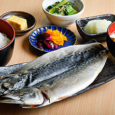 自慢の「サバ定食」は10種類。昼夜問わずお気軽にどうぞ