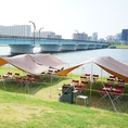 会社宴会や納涼会にもぴったりのタープ席は7名～最大64名様でBBQをご利用いただけます。