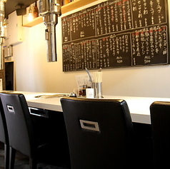 カウンター席は、正面にあるメニュー表を見ながら食事ができます。食を中心に満喫したい方におすすめです。