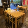店内からテラス席や庭園が見えるようになっており、少人数でのご利用に最適なテーブル席4席x3を完備しております◎デートにぴったりな雰囲気で、極上の焼肉をお楽しみいただけます！