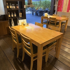 店内からテラス席や庭園が見えるようになっており、少人数でのご利用に最適なテーブル席4席x3を完備しております◎デートにぴったりな雰囲気で、極上の焼肉をお楽しみいただけます！