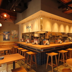 お一人様でのサク飲み、親しい人との食事、デートなど、カウンター席がオススメです！！目の前での調理シーンは、まさにライブ感満載！食材の香りや音、色合いを楽しみながらお食事をお召し上がりください。