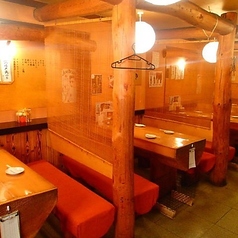 テーブル席は2～6名様用×4卓。背向かいになりますが、暖簾をあげて7名以上でもご利用可能です！