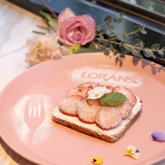 季節のフルーツオープンサンド