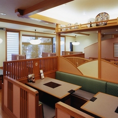 テーブル席ございます。ご家族、ご友人とのお食事はもちろん、各種ご宴会もぜひ『かごの屋』をご利用下さい。
