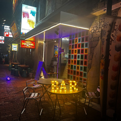 店舗前には開放的なテラス席を完備しております。北谷の爽やかな夜風を感じながら、冷たいお酒やお食事をカジュアルにお楽しみいただけます。ライトアップされたポップな雰囲気は女子会や観光の思い出作りにも最適です。ゆったり寛げるお席で特別な夜のひとときを存分にお過ごしください◎