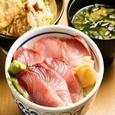 海鮮丼　プリップリの刺身をたっぷりと！