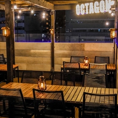 夜風とライトアップで癒される屋上テラス席。