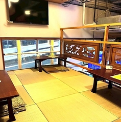 足を伸ばせる、寛ぎ重視のお座敷席。壁にはテレビも設置されており、まるで親戚の家に遊びに来たようなリラックスした雰囲気でお過ごしいただけます。デートや親しい友人とのサシ飲み、ご家族でのお食事でのご利用にもおすすめです。日常の喧騒を忘れて、のんびりと寛ぎのひとときをどうぞ◎