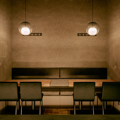 落ち着いて過ごせるテーブル席