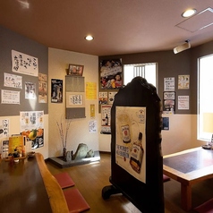 【10名~12名掛(板間タイプ)】当店人気の板間の完全個室となっております。重厚感のある一枚板テーブルを囲んで、合コンなど周りを気にせずにお食事をお楽しみいただけます。人気のお部屋となっておりますので、ご予約はお早めをオススメいたします。