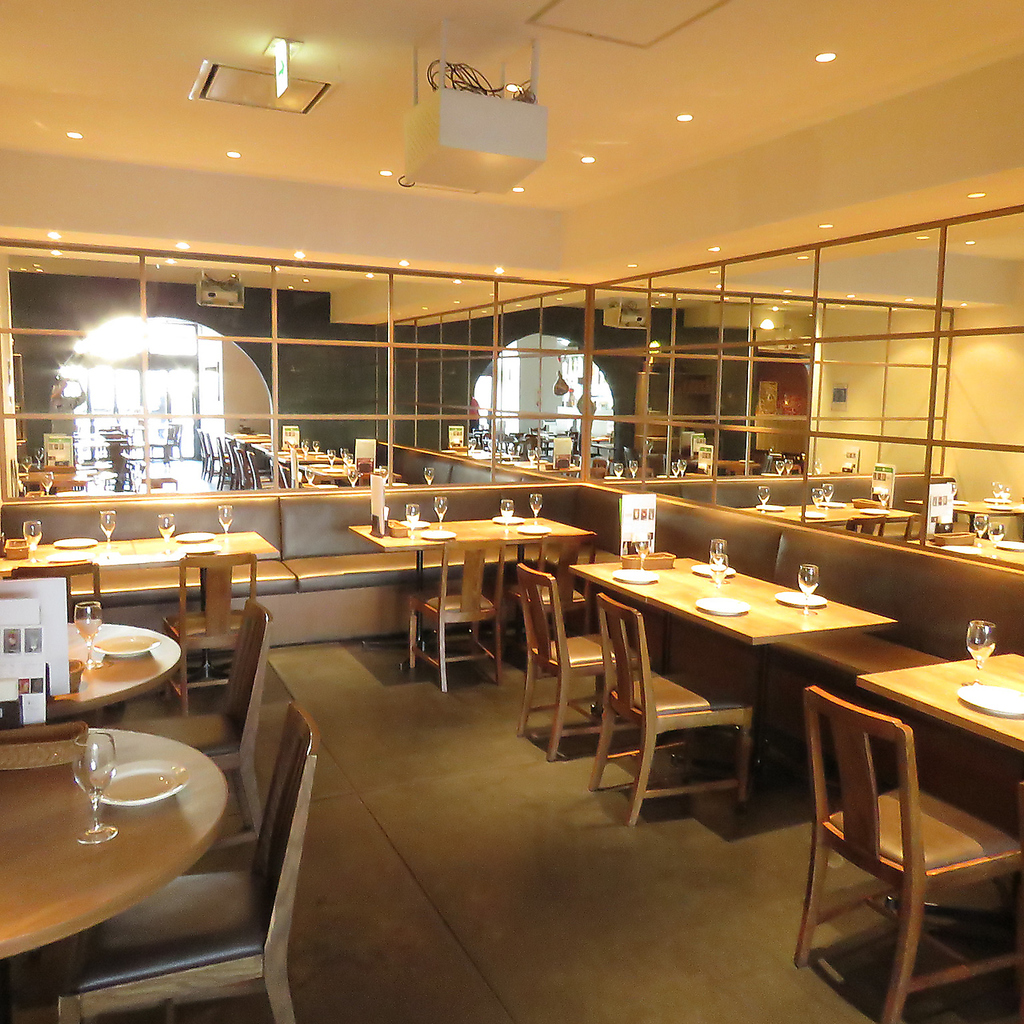 白と黒を基調とした店内はスタイリッシュでオシャレ☆デートや女子会、パーティーに！！