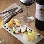 厳選ワインに合うお料理を数多くご用意しております。