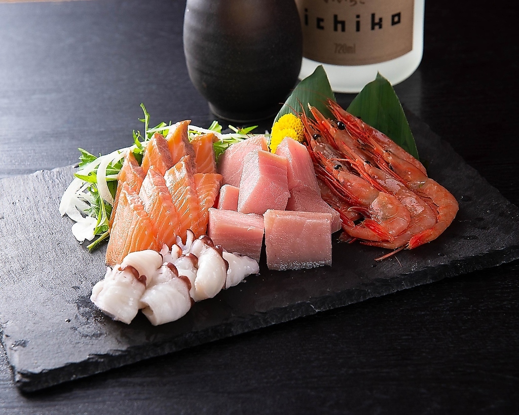 鮮度と産地にこだわったお刺身やお酒に合うおつまみなど様々なメニューをご用意しております♪