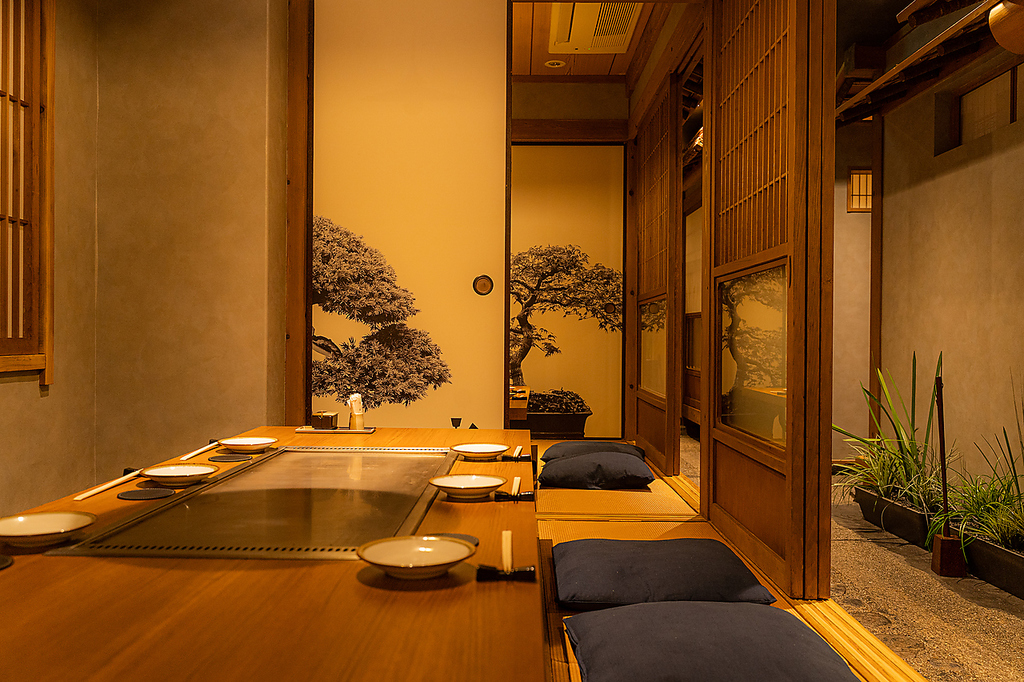 心が和み、古風で落ち着く和の空間は、鉄板完備の個室