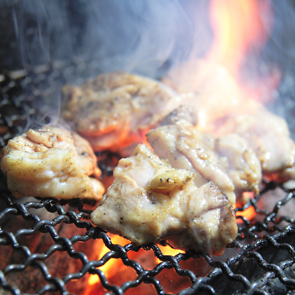 飽きのこない調理法で徳島県産最高級鶏肉をお届け！炭焼きで余分な脂をおとしたもも肉は絶品です！